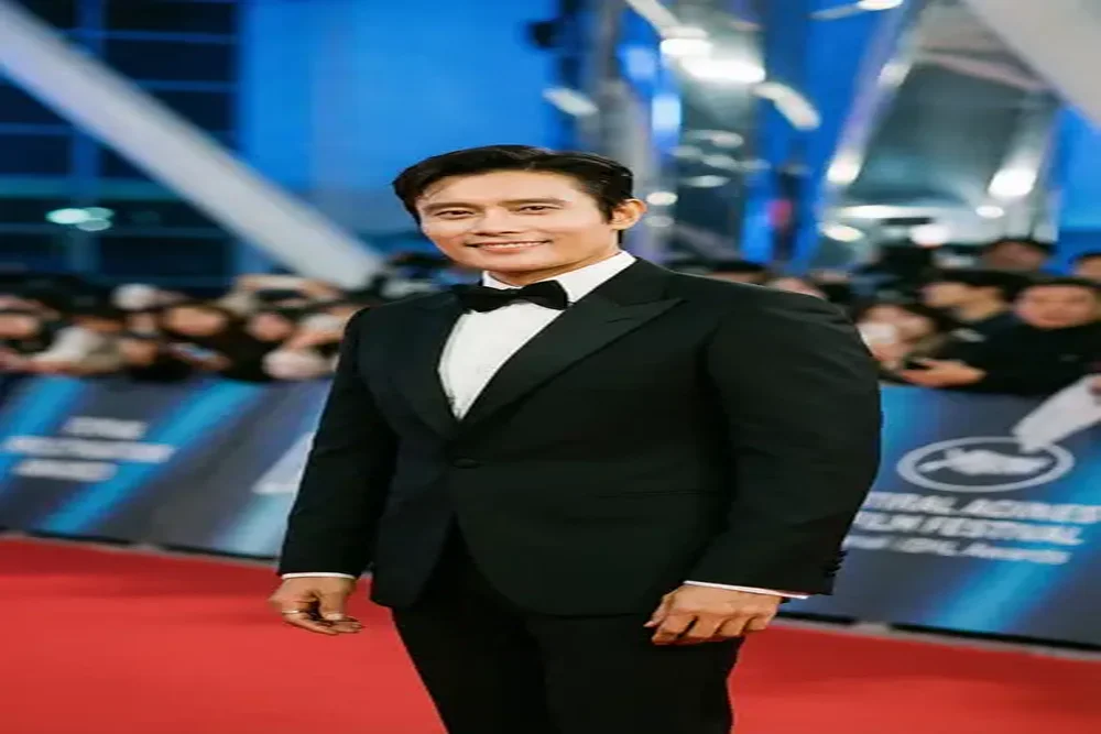 香蕉社区合作国际男演员红毯照